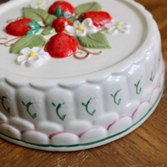 Vintage 80's Ceramic Strawberry Floral Cake/Jello Mold Decorative Wall Hanging - Picture 3 of 6